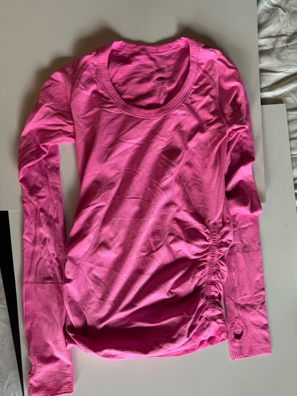 Lululemon swiftly rouched Women’s Long-Sleeve Scoop Neck Top in Bright Pink